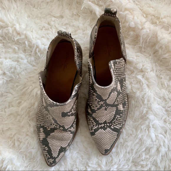 UNIVERSAL THREAD Cari Snake Print Ankle Bootie - Picture 4 of 8